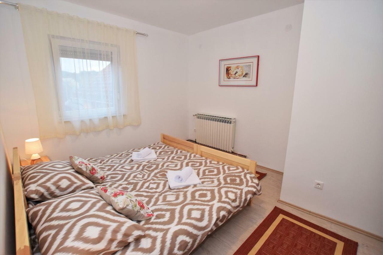 Privatni Smjestaj Most Otočac Exterior foto